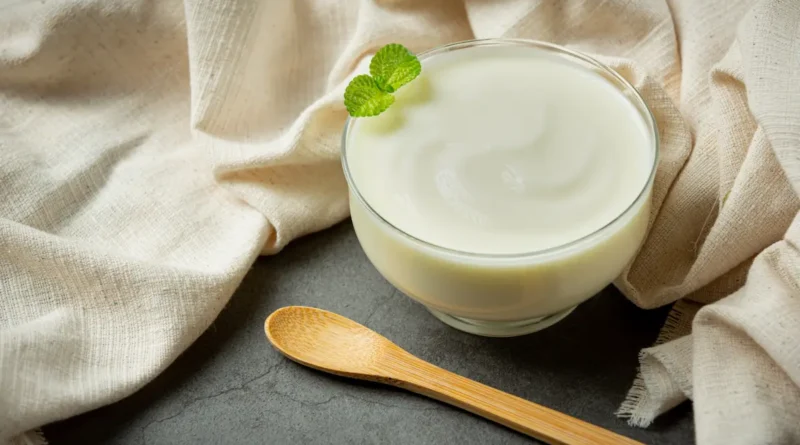 Gambar yang menampilkan sebuah yogurt yang tersaji kedalam mangkuk dan sebuah sendok