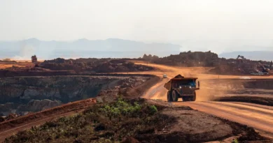 Gambar yang menunjukan para pekerja yang berada di kawasan tambang