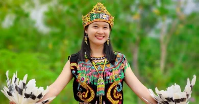 Menunjukan budaya khas dari kalimantan timur
