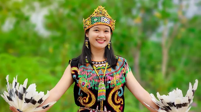 Menunjukan budaya khas dari kalimantan timur