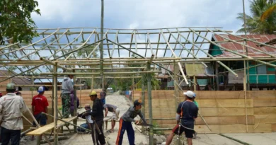 Para pekerja yang sedang membangun sebuah konstruksi