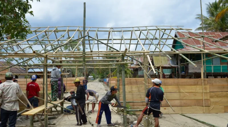 Para pekerja yang sedang membangun sebuah konstruksi